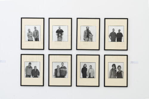Thomas Kläber, aus: Zusammenstehen, 1988-89, 2003-2006, Ausstellungsansicht, Thomas Kläber. Zeitinseln, BLMK Cottbus, 2024, Foto: Bernd Schönberger