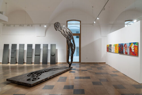 Ausstellungsansicht, GroßARTig. Bilder und Skulpturen aus der Sammlung im Großformat, BLMK Frankfurt (Oder), 2024, Foto: Bernd Schönberger