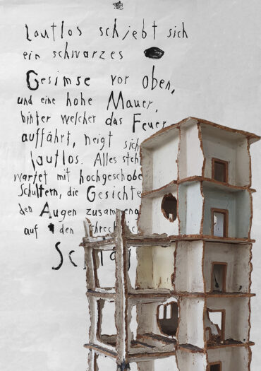 Rachel Kohn, Was bleibt II, 2022, Steinzeug, Ausschnitt & Christiane Wartenberg, Zitat aus R. M. Rilke "Die Aufzeichnungen des Malte Laurids Brigge", 2022, Wortbild, Ausschnitt, Collage, 2024 © Rachel Kohn & Christiane Wartenberg